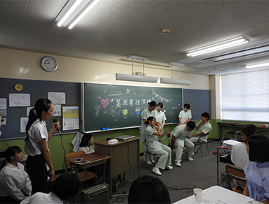 看護技術実演中